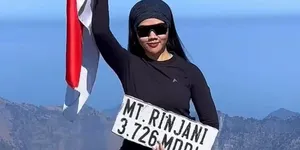Potret Yura Yunita di Gunung Rinjani, Ajak Pendaki Bawa Pulang Sampah