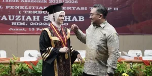 Potret Zee Zee Shahab Raih Gelar Doktor, Prabu Revolusi Bangga
