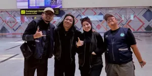 Praz Teguh Sempatkan Mampir ke Rumah Orang Tua Ikut Bersihkan Lumpur Sisa Banjir