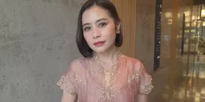 Potret Prilly Latuconsina Kondangan Bareng Omara di Pernikahan Mantan Asisten