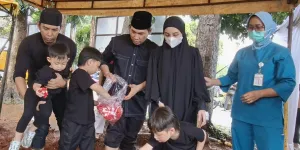 Prosesi Pemakaman Anak Keempat Rizal Armada