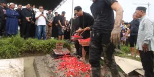 Prosesi Pemakaman Siti Sundari, Anji Antarkan Sang Ibunda dengan Tegar