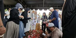 Prosesi Pemakaman Yaya Moektio Mantan Drummer God Bless, Diiringi Tangis Keluarga