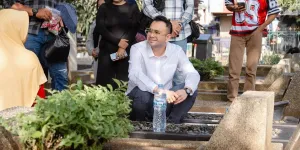 Raffi Ahmad Nyekar ke Makam Keluarga di Bandung Jelang Ramadan