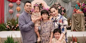 Raffi Ahmad Tunjukkan Nagita Slavina Pangku Bayi, Adopsi Lagi?