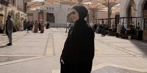 Ratna Galih Dampingi Anak Wisuda di Universitas Islam Madinah