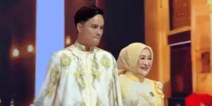 Ressa Rizky Rossano Anak Denada Jalan di Runway Bareng Mama Ratih