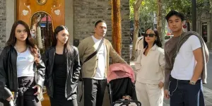 Ria Finola & Baldy Ajak Keempat Anak Liburan ke Shanghai, Dinner di Disney Resort