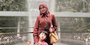 Ria Ricis dan Moana Happy di Pesawat, Tempuh 8 Jam Penerbangan Demi Liburan