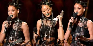 Rihanna Pakai Dress Lace Yang Menerawang Saat Borong Awards