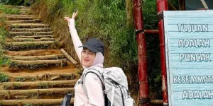 Ririe Fairus Cantik Alami Saat Mendaki Gunung Sumbing Bareng Dinda Hauw