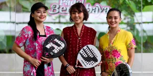 Ririn Ekawati & Titi Kamal Main Padel Sambil Berkebaya