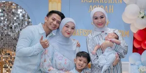 Potret Rizki DA Gelar Aqiqah Baby Rafisqi, Iis Dahlia Hadir