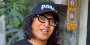 Robi Navicula Ceritakan Awal Mula Belajar Gitar dari Preman di Pos Kamling