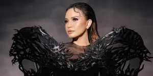 Rossa dalam Pemotretan Terbaru, Tampil Serba Hitam nan Elegan Bak Black Swan