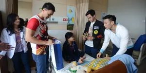 Saat Para Jagoan 'SATRIA HEROES' Kunjungi Anak-Anak Yang Sakit