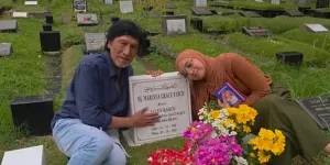 Satu Tahun Kematian Marissa Haque, Ikang Fawzi Nyekar Didampingi Anak