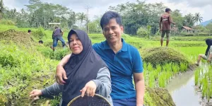 Sederhana, 8 Potret Endang Mulyana Ayah Lesti Bagikan Kegiatannya Bertani di Sawah
