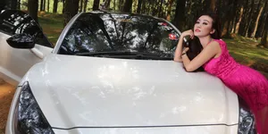 Seksinya Baby Sexyola dan Peugeot Putih Kesayangannya