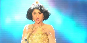 Seksinya Dewi Perssik Dengan Gaun Transparan