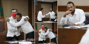 Sempat Berseteru, Intip 11 Potret Jerinx Peluk Dokter Tirta yang Jadi Saksi dan Membela Dirinya di Persidangan