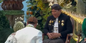 Senyum Tommy Soeharto di Nikahan Darma Mangkuluhur, Bahagia