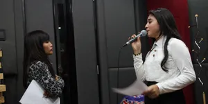 Serunya Rekaman Musik Bareng Kembaran Dewi Perssik