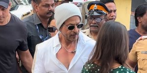 Shahrukh Khan Ikut Coblosan di Mumbai, Ditemani Keluarga dan Dijaga Pengamanan Ketat