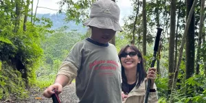 Sheila Dara Aisha Trekking ke Curug Bareng Keluarga Dion Wiyoko, Tersenyum Lepas