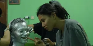 Shenina Cinnamon Setia Temani Angga Yunanda Syuting Film PARA PERASUK 