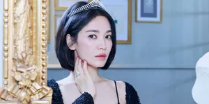 Song Hye Kyo Tampil Elegan di Acara Chaumet, Serba Hitam