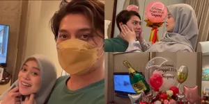 Sukses Bikin Baper, 8 Momen Lesti Beri Kejutan Anniversary Untuk Rizky Billar - Hias Kamar Hotel Dengan Bunga dan Balon