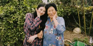 Suzy Foto Bareng Nenek, Bukti Cantiknya Gen Keluarga