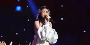 Tampil Anggun Bergaun Putih, Tasya DA7 Hayati Lagu 'Kau Tetap Misteri'