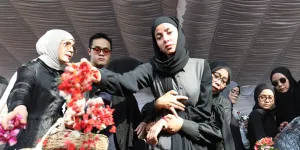 Tangis Olla Ramlan Pecah Iringi Pemakaman Sang Ibu Tercinta