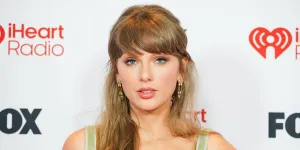 Taylor Swift di iHeartRadio 2026, Cincin Tunangan Jadi Sorotan