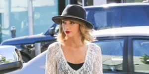 Taylor Swift Doyan Banget Pamer Perut, Mau Bukti?