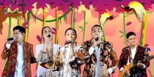 Tertib Gunakan Masker dan Tetap Menjaga Jarak, 13 Potret Khidmatnya Upacara Penurunan Bendera HUT RI ke-75