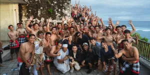 The Dudas Minus One Nonton Tari Kecak di Bali, Ajak Publik Ikut Nikmati Senja di Melasti