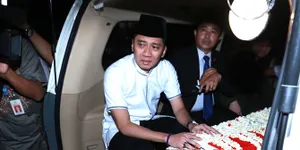 Tiba di Cikeas Bersama Jenazah Ani Yudhoyono, Tangis Ibas Pecah