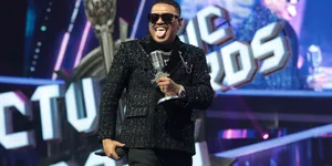 Toton Caribo Duet Bareng JKT48 dan Happy Asmara di Konser Mahakarya