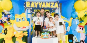 Tya Ariestya Unboxing Hampers Ultah Rayyanza, Berisi Tumblr Unik dan Patung Beruang Lucu