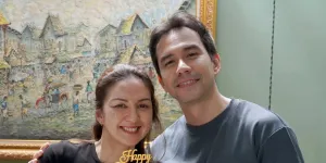Ultah Darius Sinathrya Dirayakan Hangat di Rumah, Donna Agnesia Tulis Pesan Cinta