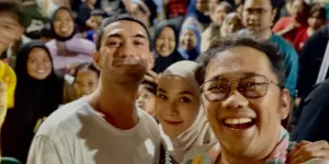 Ultah ke-39 Reza Rahadian Tetap Merakyat, Warga Minta Foto Diladenin Sampai Kelihatan Lelah