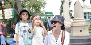 Umrah Kala Ramadan, Kimberly Ryder Titipkan Anak ke Kakek Mereka