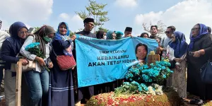 Usai Doa Bersama di Makam, Keluarga Vidi Aldiano Beri Santunan - Bakal Bangun Petilasan 