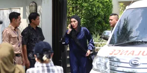 Ussy Sulistiawaty Melayat ke Rumah Duka Ibunda Olla Ramlan