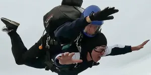 Wujudkan Impian, Gading Marten Terjun Payung di Selandia Baru