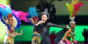 Yuk Intip Kostum Panggung Dewi Perssik