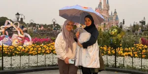 Zaskia Sungkar Ajak Bayi Liburan ke Disneyland, Seru Bareng Nagita Slavina